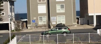 5 ⭐️ 1BR-Den N.OC Condo, Ocean Blk, Balcony, Parking, Bike Week Special 9.10-9.14