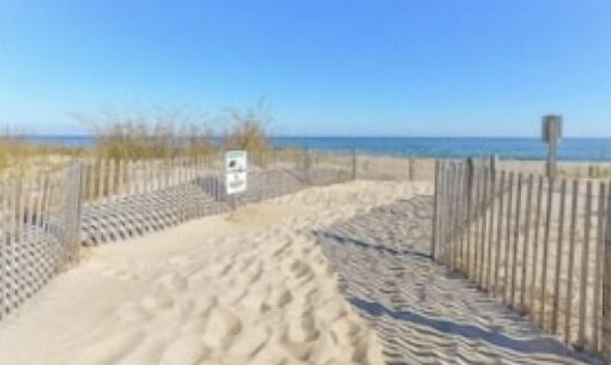 5 ⭐️ 1BR-Den N.OC Condo, Ocean Blk, Balcony, Parking, 50yds to the Sand