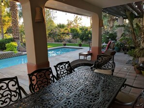 Outdoor dining - Johnson’s Retreat. Indian Palms.  View of royal & mountain course. Pool & Spa.   (Indio)