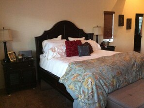 3 bedrooms, desk, iron/ironing board, free WiFi - Johnson’s Retreat. Indian Palms.  View of royal & mountain course. Pool & Spa.   (Indio)