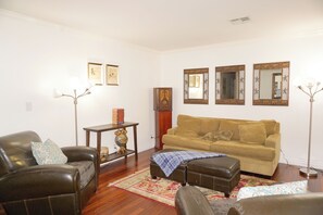 Televisión, chimenea, reproductor de DVD y tenis de mesa 