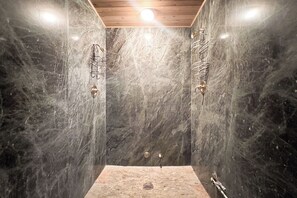Combined shower/bathtub, jetted bath, hair dryer, towels