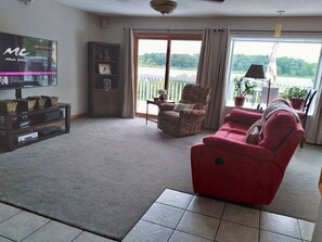 Smart TV, fireplace, DVD player, stereo