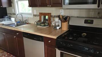 Een koelkast, een magnetron, een oven, een kookplaat