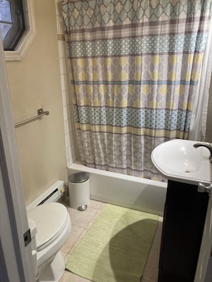 Combined shower/tub, towels, toilet paper