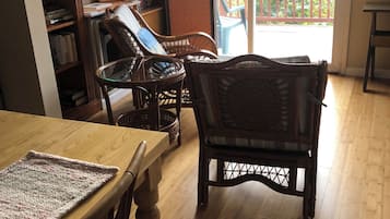 Een televisie, een dvd-speler en boeken