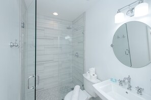 Dusche, Regendusche, Haartrockner, Handtücher