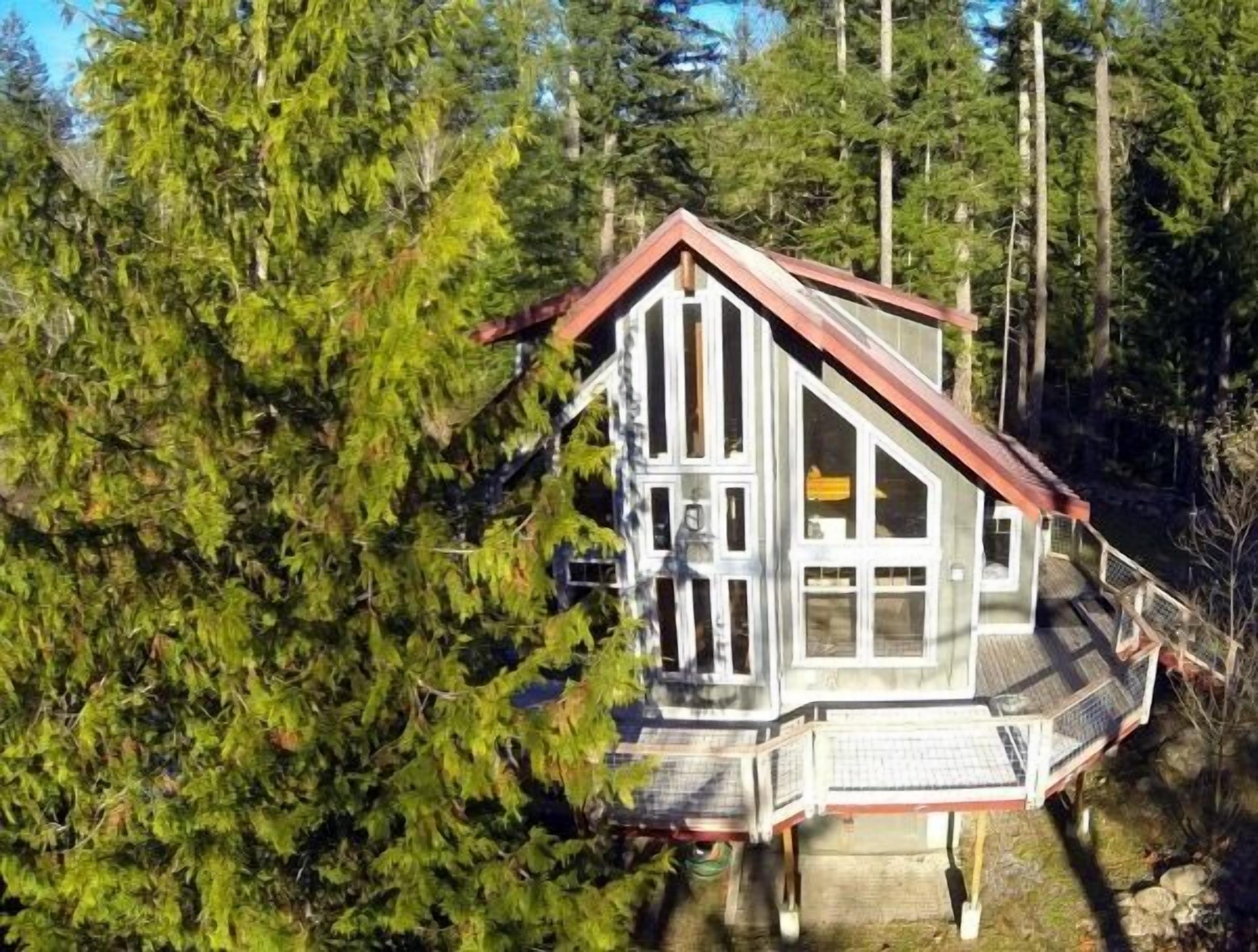 Mountain view, radiant floors, gas fireplace, huge fire pit, great for families!