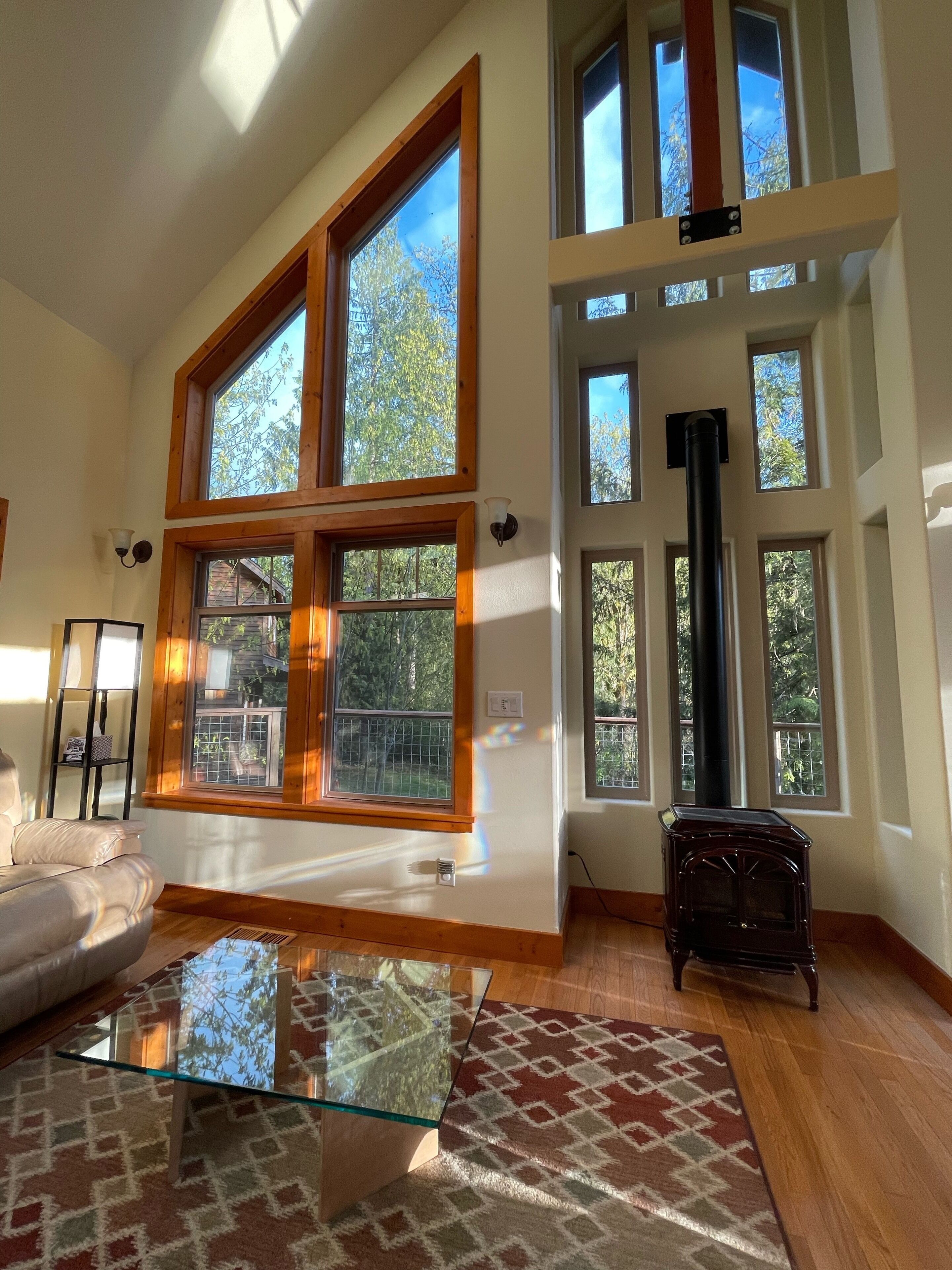 Mountain view, radiant floors, gas fireplace, huge fire pit, great for families!