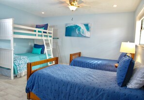3 bedrooms, desk, iron/ironing board, travel cot - Private<br>Resort-feel home with private pool spa gazebo, 2 min walk to beach (Galveston)