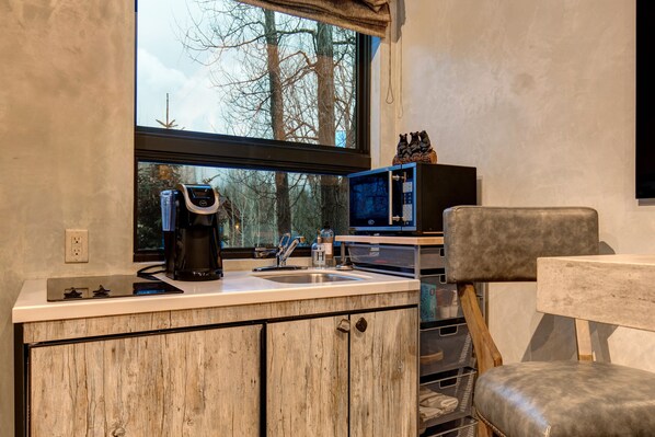 Réfrigérateur, micro-ondes, four, plaque de cuisson