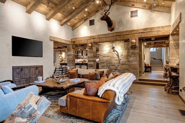 Fernseher, Kamin, Stereoanlage, Arbeitsbereiche