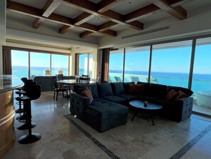 Smart-TV, DVD-Player, Stereoanlage