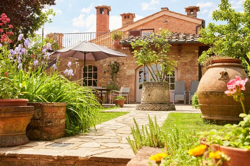"Casa di Leo"  Bright And Romantic House Surrounded by Medieval Walls and Pool