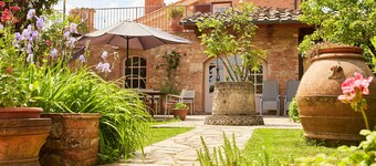 Lys og let romantisk hus omgivet af middelalderlige mure og pool