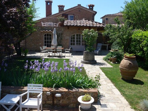 "Casa di Leo"  Bright And Romantic House Surrounded by Medieval Walls and Pool