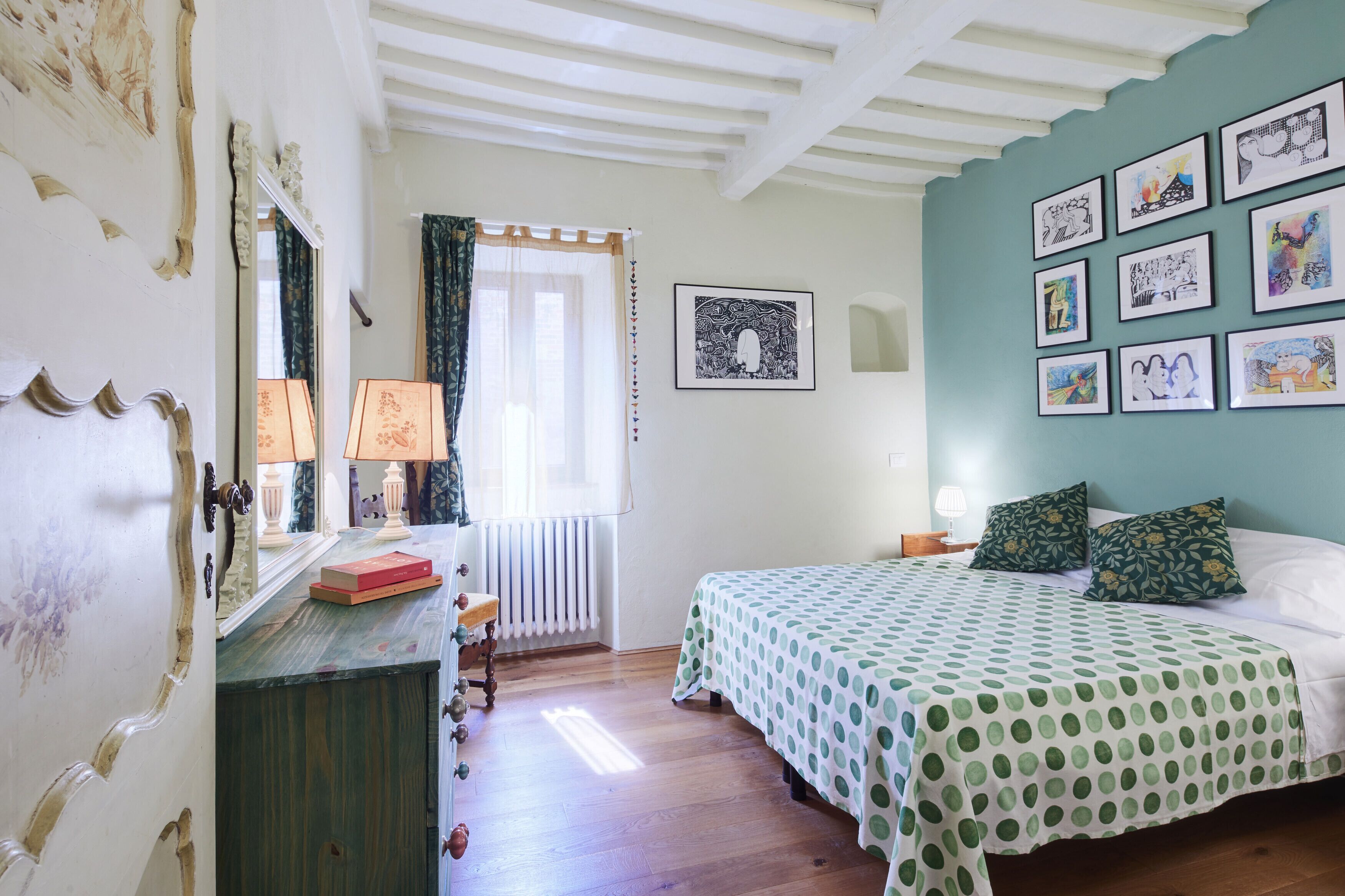 4 bedrooms, desk, iron/ironing board, free WiFi