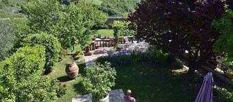 中世の壁とプールに囲まれた明るく軽やかなロマンチックな家