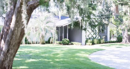 The Fig House | Mid Century Modern | Minutes from the Beach with a Heated Pool