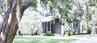 The Fig House | Mid Century Modern | Minutes from the Beach with a Heated Pool
