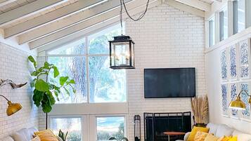 TV connectée, cheminée, livres