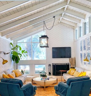 Smart TV, chimenea y libros 