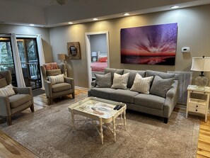 Een smart-tv, een open haard en een dvd-speler