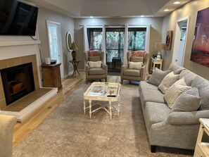 Een smart-tv, een open haard en een dvd-speler