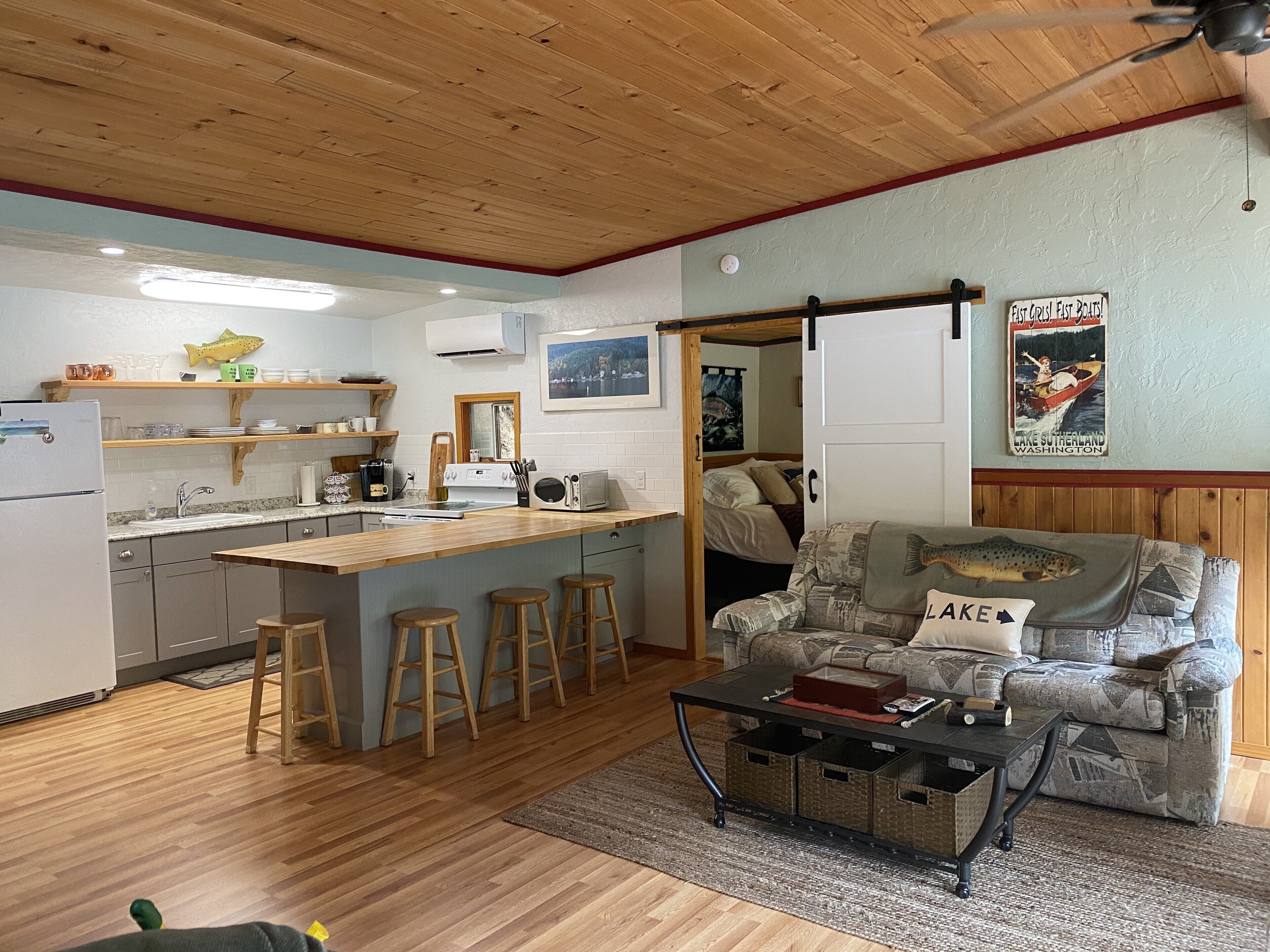 Romantic Cozy Cabin Rental on Lake Sutherland near Olympic National Parks