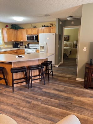 Fridge, microwave, oven, stovetop - Location is perfect, Close to Sumter Landing, shopping and Golf Cart included,  (The Villages)