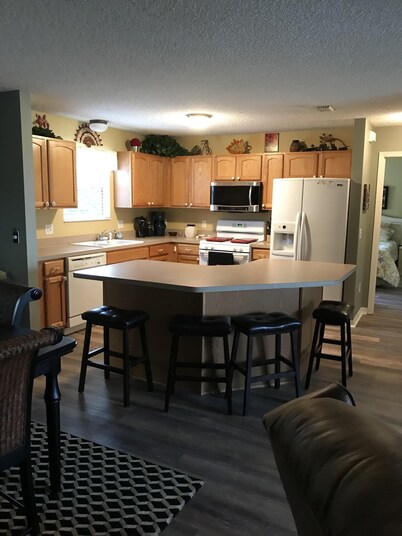 Location is perfect, Close to Sumter Landing, shopping and Golf Cart included,