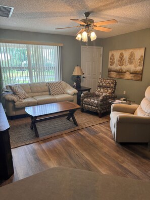 TV - Location is perfect, Close to Sumter Landing, shopping and Golf Cart included,  (The Villages)