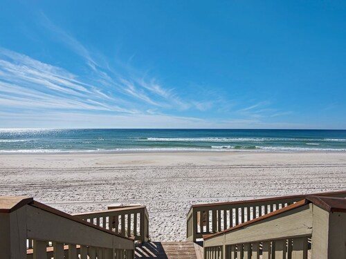 PRIVATE BEACH/POOL ACCESS-Whimsical Getaway-Newly Refurbished-2 Bikes