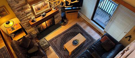 Tv, eldstad, dvd-spelare och böcker