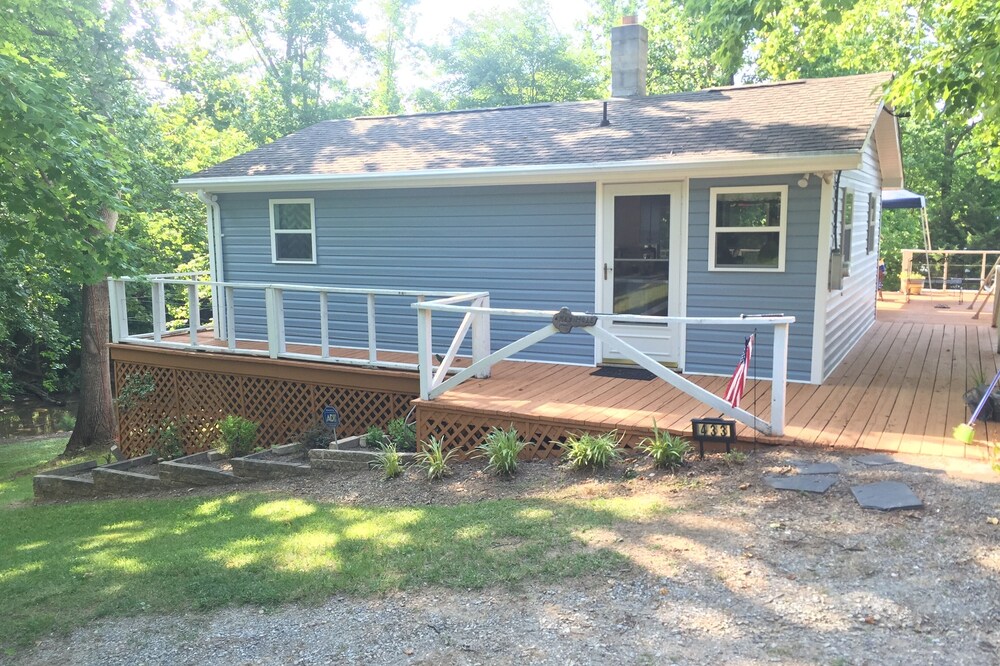 Affordable Cottage in a Quiet Cove on Beautiful Smith Mountain Lake.