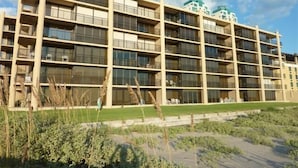 Ein mehrstöckiges Gebäude mit einer rasterförmigen Fassade, Balkonen und einem flachen Dach.