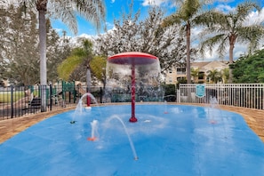 Property grounds - 5 Star Resort minutes from Disney 3 bedrooms & 2 baths, Wi-Fi, Pool, Tennis (Kissimmee)