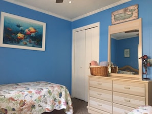 2 عدّة غرف نوم ومكواة/لوح كي وواي فاي وملاءات أسرّة