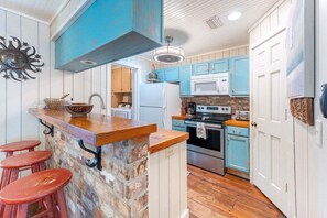 Fridge, microwave, oven, stovetop - 74 Steps to Sand, Walk to the Village, Sleeps 6! (St Simons Island)