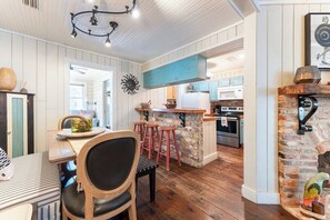 Dining - 74 Steps to Sand, Walk to the Village, Sleeps 6! (St Simons Island)