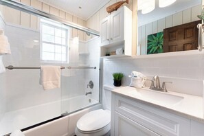 Shower, hair dryer - 74 Steps to Sand, Walk to the Village, Sleeps 6! (St Simons Island)