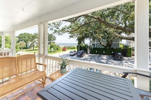Outdoor dining - 74 Steps to Sand, Walk to the Village, Sleeps 6! (St Simons Island)