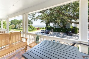 Outdoor dining - 74 Steps to Sand, Walk to the Village, Sleeps 6! (St Simons Island)