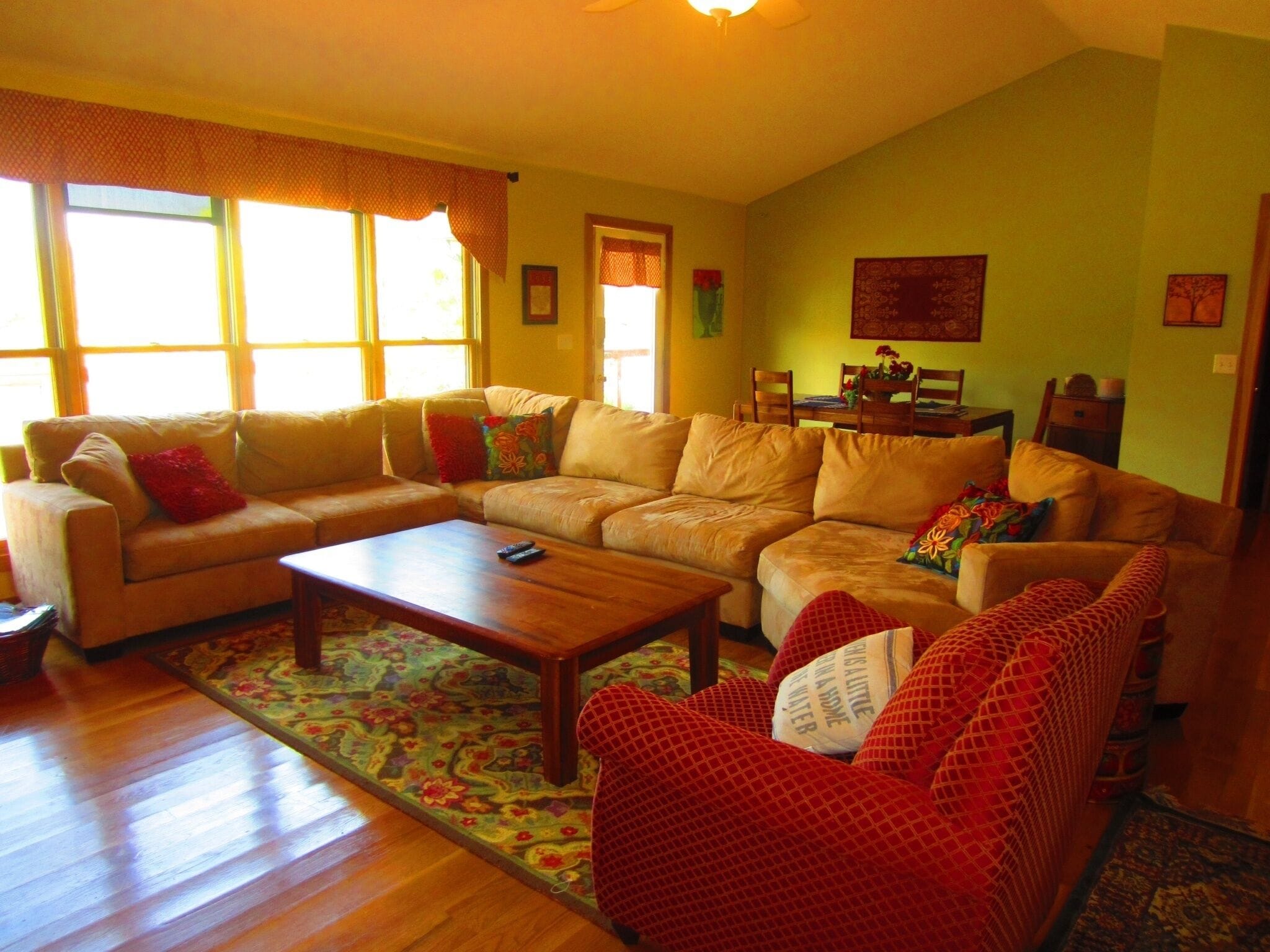 智能电视、壁炉、DVD 播放器、书