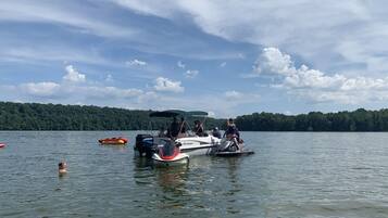 A lake with boats and people on the water.