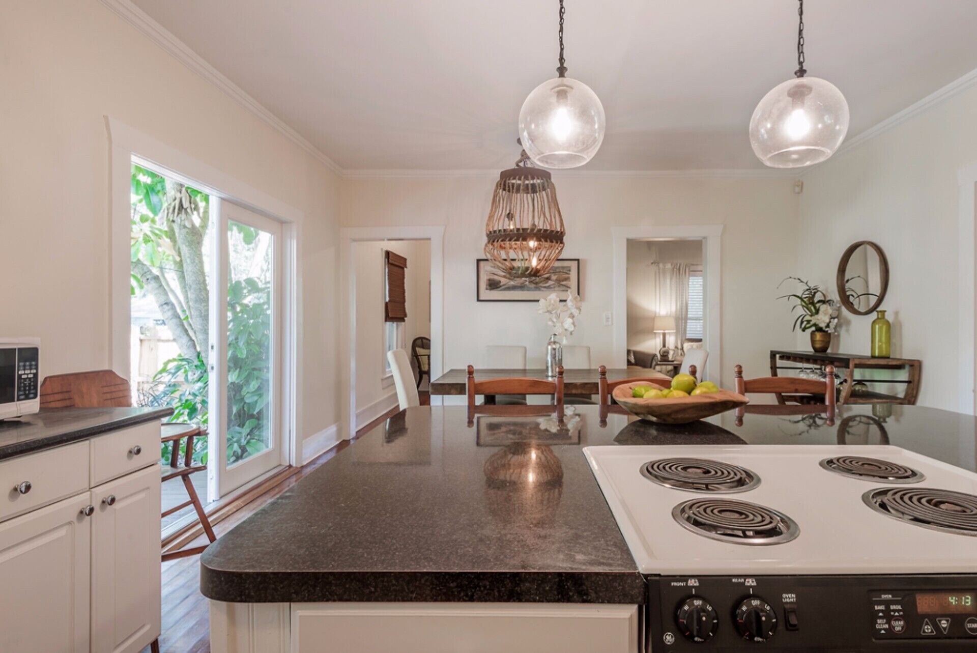 Beautiful Pool Home Near Busch Gardens, Lowry Park, and Great Restaurants