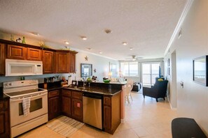 Fridge, microwave, oven, stovetop - Coral Sands #302 Summ (Fernandina Beach)