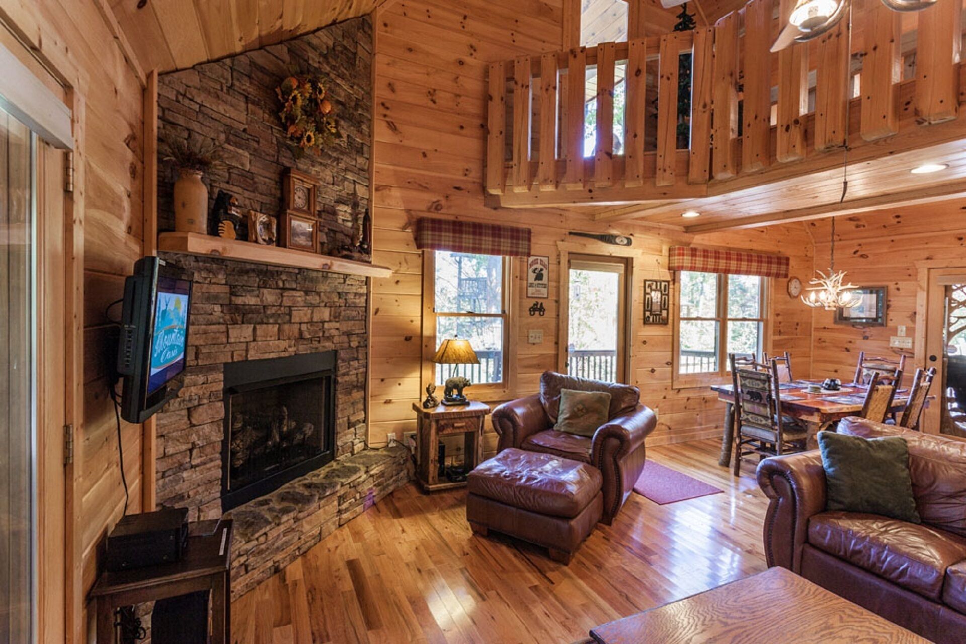 Honeybear Lodge - Mtn Views, Hot Tub, Game Room