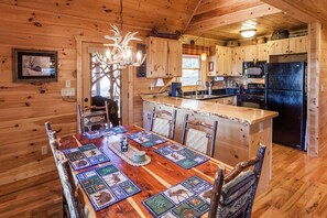 Dining - Honeybear Lodge - Mtn Views, Hot Tub, Game Room (Blue Ridge)