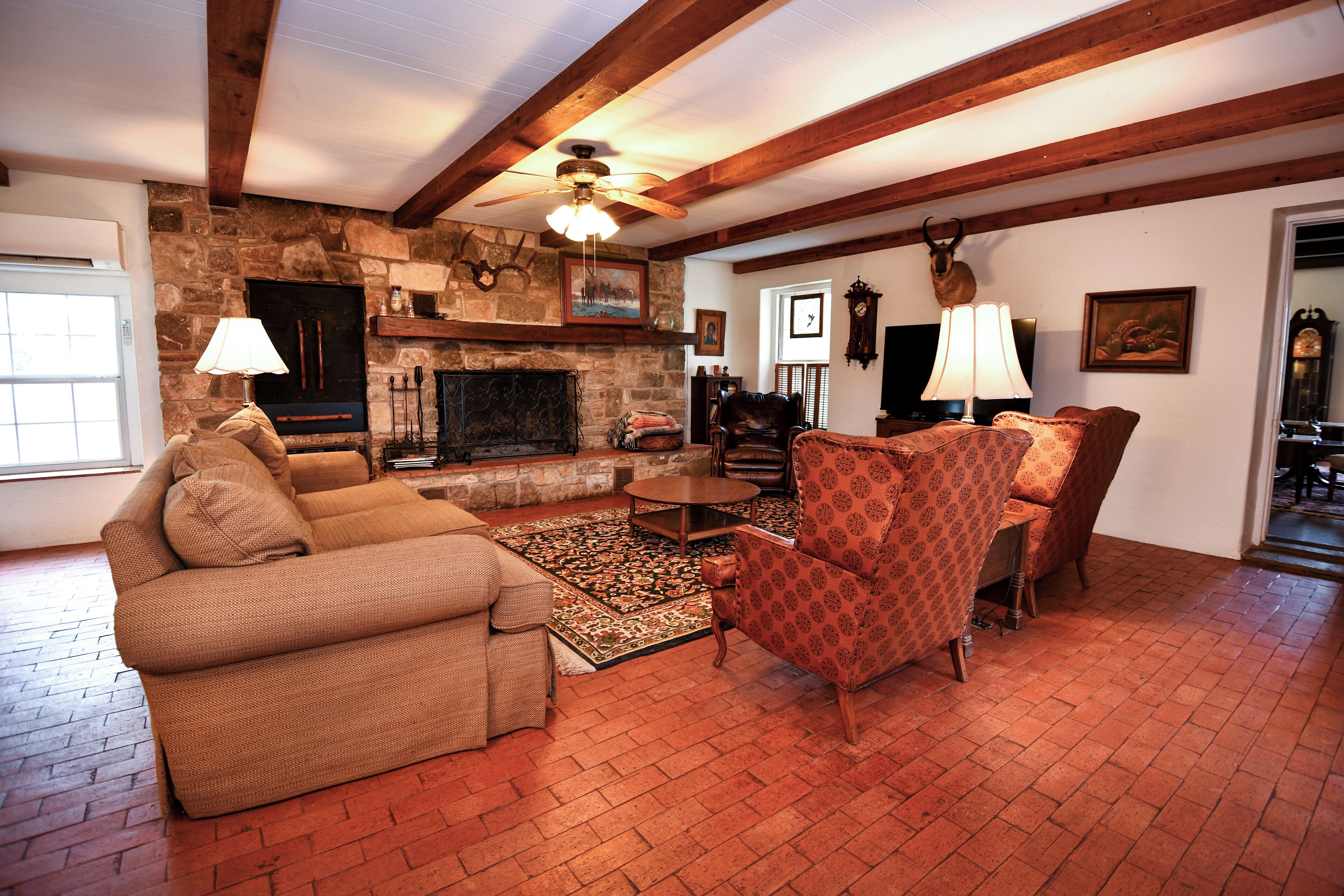 Televisión y chimenea 